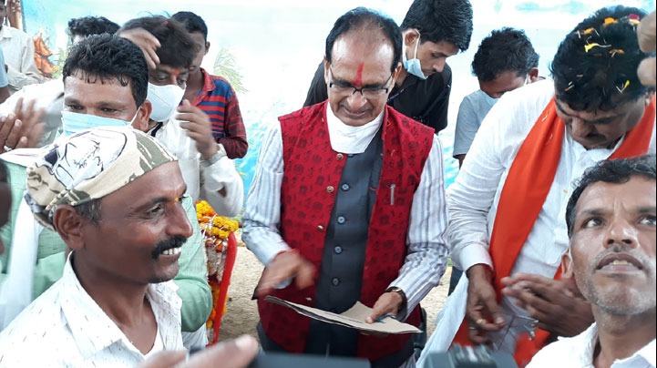 मुख्यमंत्री श्री शिवराज सिंह चौहान ने खरगोन जिले में झिरन्या से भीकनगाँव तक जनदर्शन यात्रा में ग्रामीणों से संवाद किया। जनदर्शन यात्रा का भव्य स्वागत हुआ।